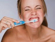“До или после завтрака?”: Стоматологи рассказали о чистке зубов утром
