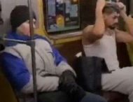 Киевлянин помыл голову в вагоне метро