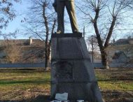 Не дождались декоммунизации: в Верховцево разбили табличку на памятнике матросу Железнякуа