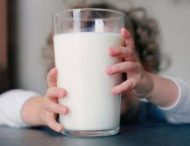 Чи корисно вживати молоко маленьким дітям?