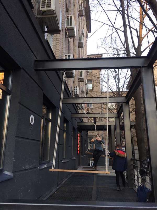 В центре Днепра появились дизайнерские качели (ФОТО) В центре Днепра появились дизайнерские качели (ФОТО)