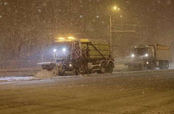 Дніпро бореться з негодою: на вулицях міста працюють 130 одиниць спецтехніки Дніпро бореться з негодою: на вулицях міста працюють 130 одиниць спецтехніки