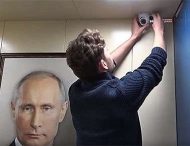 В сеть выложили реакцию людей на портрет Путина в лифте