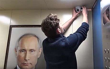 В сеть выложили реакцию людей на портрет Путина в лифте В сеть выложили реакцию людей на портрет Путина в лифте