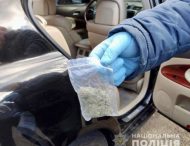 В Никополе на детской площадке полицейские отловили наркодиллеров