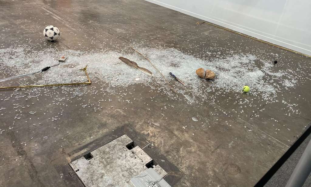 Арт-критик случайно уничтожила работу стоимостью 20000 долларов на открытии выставки Арт-критик случайно уничтожила работу стоимостью 20000 долларов на открытии выставки