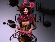 Мода-2020: Дизайнер создала коллекцию съедобных платьев из чистого шоколада