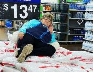 Звезда Walmart: работница американского супермаркета ярко позирует для рекламы
