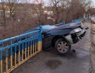 На Днепропетровщине автомобиль снёс ограждение моста и завис над рекой