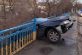 На Днепропетровщине автомобиль снёс ограждение моста и завис над рекой