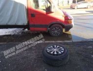 На дороге Днепра отлетевшее от микроавтобуса колесо повредило легковушку (ФОТО)