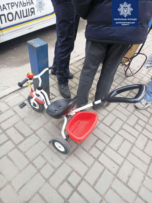 Неравнодушные днепряни помогли вернуть ребенку похищенную коляску и саночки Неравнодушные днепряни помогли вернуть ребенку похищенную коляску и саночки