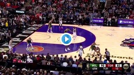 Чемпион НБА пытался во время матча пролезть между ног сопернику Чемпион НБА пытался во время матча пролезть между ног сопернику