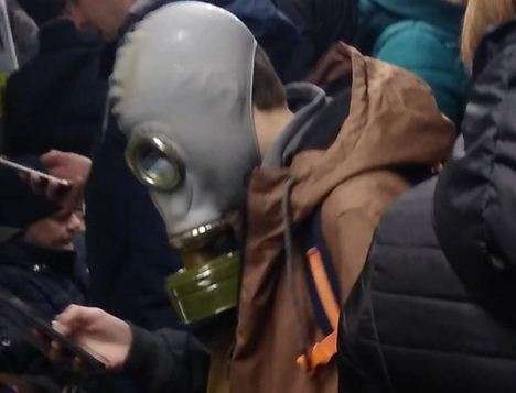 В метро Киева заметили человека, готового к эпидемии коронавируса В метро Киева заметили человека, готового к эпидемии коронавируса