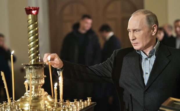 В сети высмеяли фотожабой церковный конфуз Путина В сети высмеяли фотожабой церковный конфуз Путина