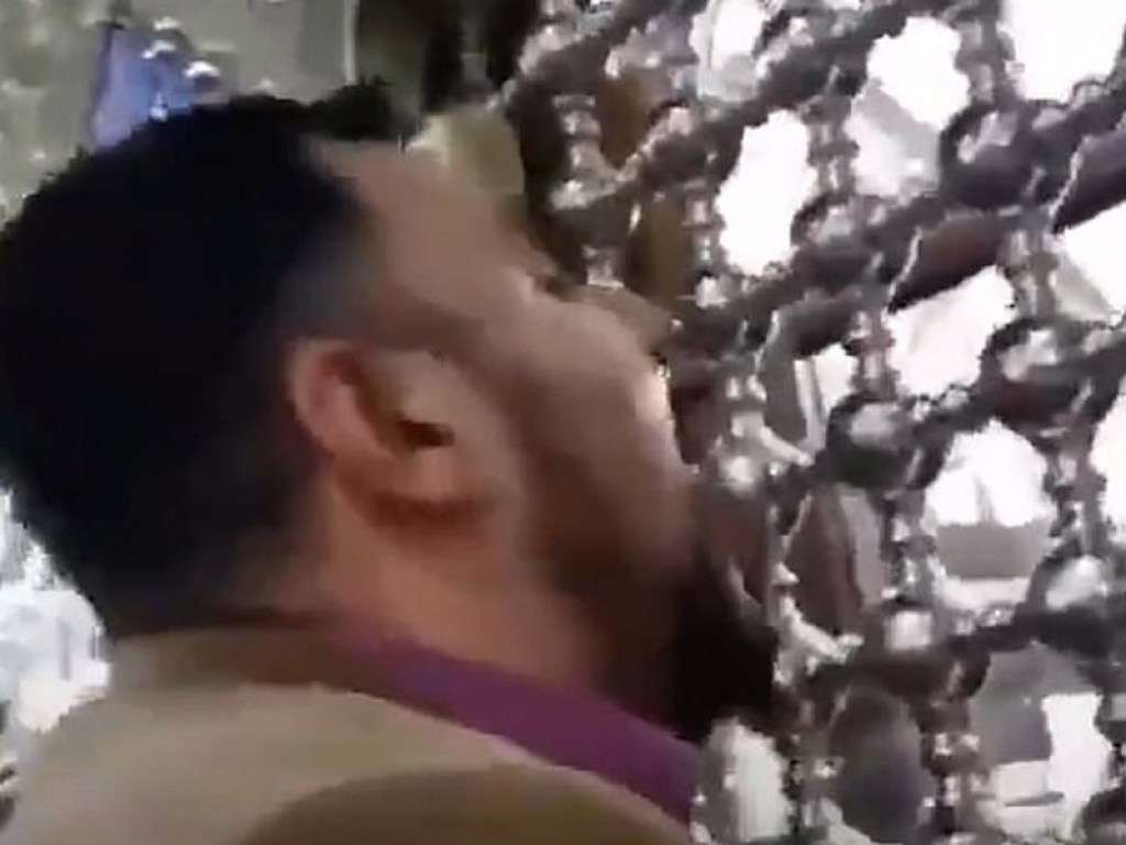 Иранцы начали массово облизывать святыни для защиты от коронавируса Иранцы начали массово облизывать святыни для защиты от коронавируса