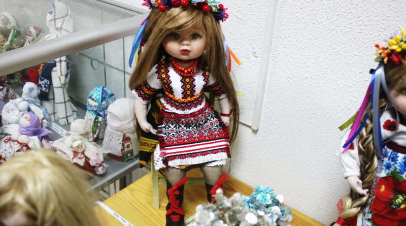Сказочные куклы и вышивка: на Днепропетровщине открылась ежегодная выставка женского творчества Сказочные куклы и вышивка: на Днепропетровщине открылась ежегодная выставка женского творчества