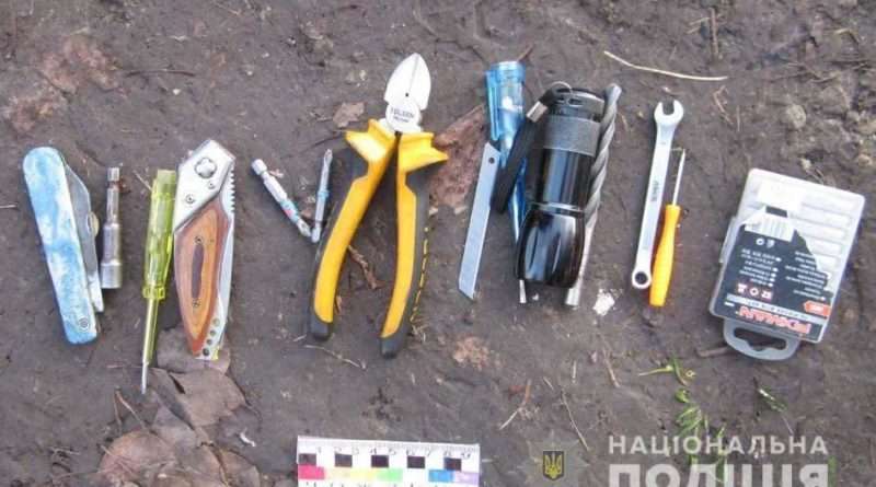 На Дніпропетровщині обкрадали авто (Фото) На Дніпропетровщині обкрадали авто (Фото)