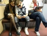 Странный пассажир киевского метро рассмешил до слез и стал звездой Интернета