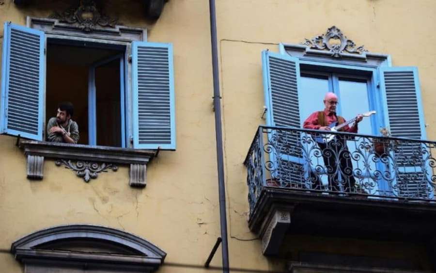 Музыканты в Израиле поддержали молодоженов в период эпидемии Музыканты в Израиле поддержали молодоженов в период эпидемии