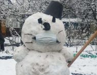Под Киевом увидели «коронавирусного» снеговика
