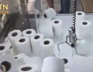 Хочешь туалетную бумагу — выиграй. В Британии придумали необычный способ получить заветный рулон