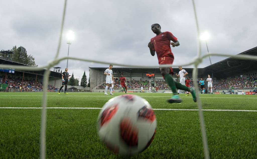 УЕФА перенес матчи сборных на неопределенный срок УЕФА перенес матчи сборных на неопределенный срок