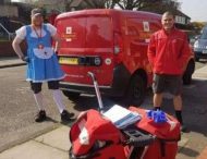 Британский почтальон доставляет посылки в костюмах для «поднятия духа» во время пандемии коронавируса