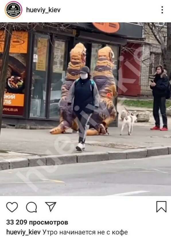 В сети смеются над «защитными» костюмами киевлян В сети смеются над «защитными» костюмами киевлян