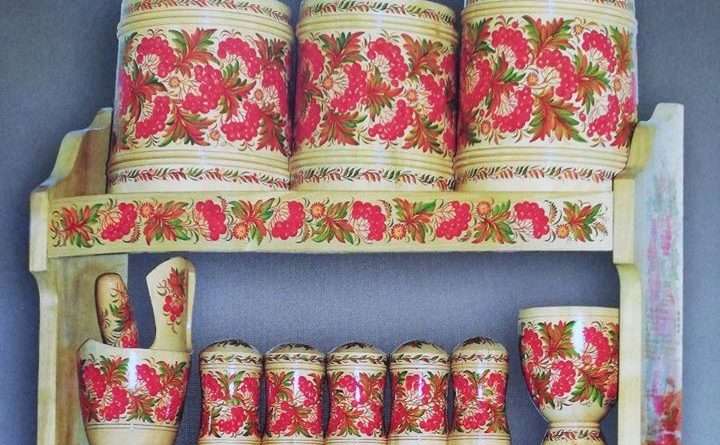 У Дніпрі зберігається цінна петриківська колекція (Фото) У Дніпрі зберігається цінна петриківська колекція (Фото)