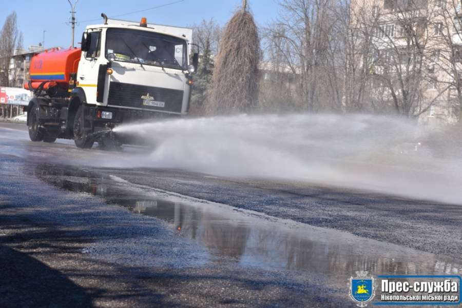У Нікополі щодня миють дороги У Нікополі щодня миють дороги