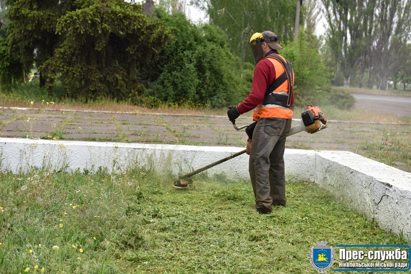 НАВОДИЛИ ЛАД БІЛЯ ПАМ’ЯТНИКА. НАВОДИЛИ ЛАД БІЛЯ ПАМ’ЯТНИКА.