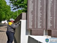 Територію біля Меморіалу “ВІЧНА СЛАВА” у Нікополі облаштовують та приводять до належного стану.