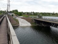 У Нікопольському районі поруч зі зруйнованим мостом зводять понтонний