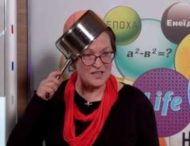 На онлайн-уроке учитель надела кастрюлю на голову