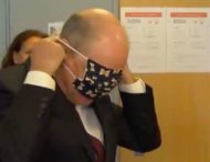 Видео дня: бельгийский министр решил надеть маску, но что-то пошло не так