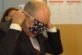 Видео дня: бельгийский министр решил надеть маску, но что-то пошло не так