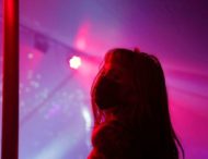 В США стрипклуб начал работать в драйв-формате из-за карантина