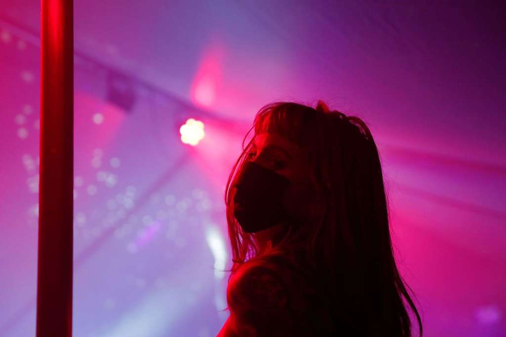 В США стрипклуб начал работать в драйв-формате из-за карантина В США стрипклуб начал работать в драйв-формате из-за карантина