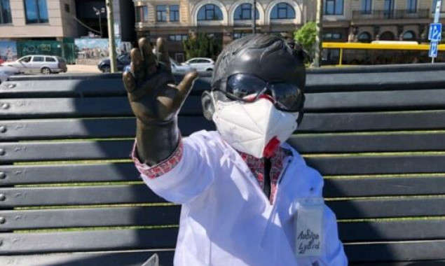 Скульптуры малышей-основателей Киева на Почтовой площади нарядили в медицинские костюмы Скульптуры малышей-основателей Киева на Почтовой площади нарядили в медицинские костюмы