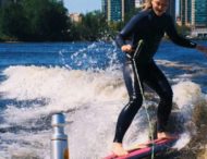 В Киеве сёрфингист прокатился по лужам