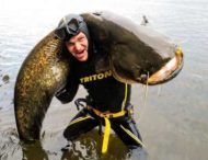 Рыбак выловил огромного речного монстра