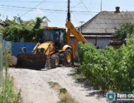 Нікополь – укладання нового водопроводу та покіс трави.