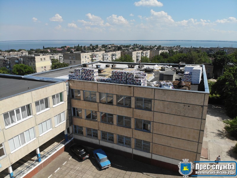 У школі № 3 ремонтують покрівлю У школі № 3 ремонтують покрівлю