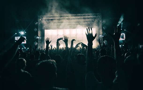 Больных коронавирусом людей приглашают на COVID-вечеринки Больных коронавирусом людей приглашают на COVID-вечеринки