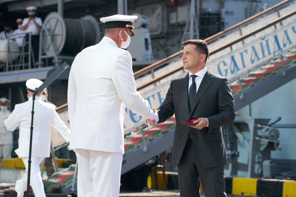 Президент передав рідним загиблих Героїв України Ганни Бортюк і Сергія Шатохіна ордени «Золота Зірка» та вручив нагороди з нагоди Дня ВМС Президент передав рідним загиблих Героїв України Ганни Бортюк і Сергія Шатохіна ордени «Золота Зірка» та вручив нагороди з нагоди Дня ВМС