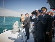 У День ВМС України Президент оглянув проходження військових кораблів і техніки