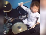 Двухлетний барабанщик подыграл отцу