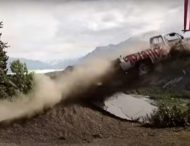 Жители Аляски на День независимости запускали в небо старенькие авто