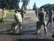 К визиту Зеленского солдаты черпали воду из луж